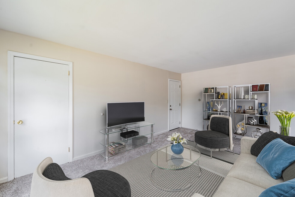 Camden Square, Groton, CT 06340 - photo 1