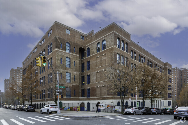 P.S.  55 Benjamin Franklin has 512 students with a student teacher ratio of 14 to 1.