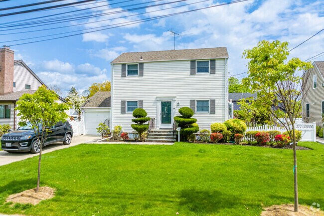 Here is another great example of Manhasset Hills' federal style colonial homes.