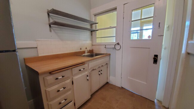 2227 J St unit Upper C, Sacramento, CA 95816 - photo 7