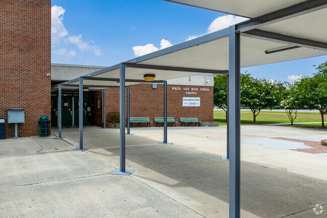 White Oak High School serves over 1200 students in the Jacksonville area.