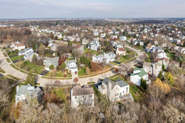 High Hill Farms neighborhood offers small-town living in the northwest Chicago suburbs.