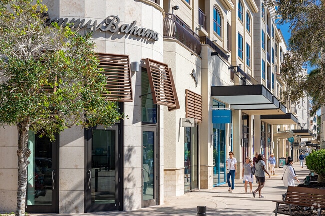 Bridgewater Bay residents are just a short drive from the popular shops at Mercato.