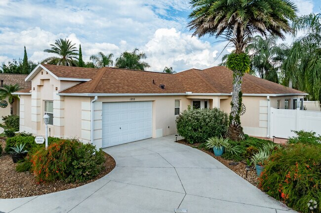 Courtyard villa homes offer smaller floor plans for those shopping in the Village of Largo.