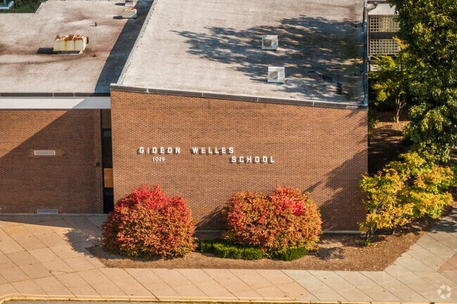 Gideon Welles School is located in Glastonbury.