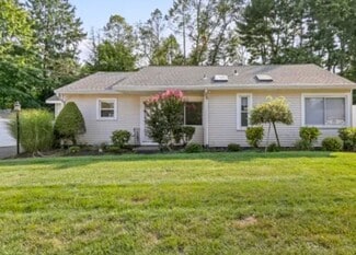 4 Hellstrom Rd, East Haven, CT 06512