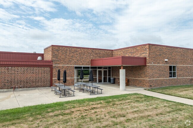 Hadley E Watts Middle School has a student to teacher ratio of 17 to 1.