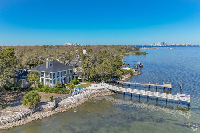 Residents of Ballast Point enjoy private docks with access into the Hillsborough Bay.