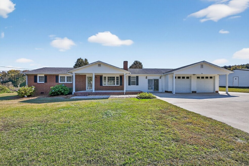 1580 N Honeycutt St, Benson, NC 27504 - photo 1