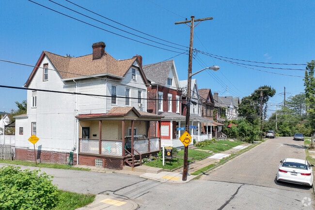 Esplen is lined with sidewalks so you can safely walk the nighborhood.