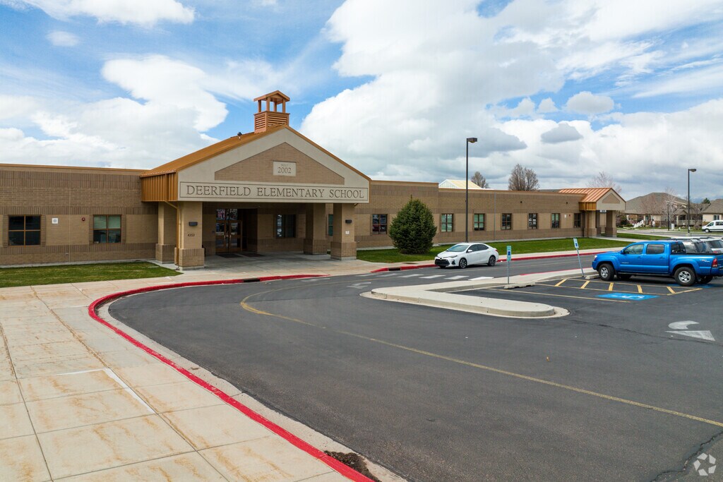 Deerfield Elementary in Cedar Hills features a dynamic and engaging curriculum, as well as a range of extracurricular activities and resources.