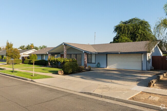 There are many classic ranch style homes in Caruthers.