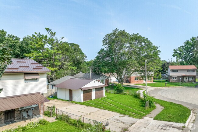 Split level and ranch homes encompass a cul-de-sac of Hillview.