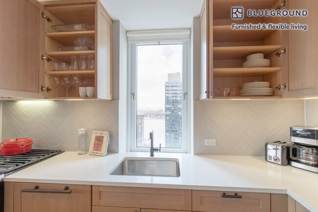 560 W 43rd St unit FL44-ID250, New York, NY 10036 - photo 7