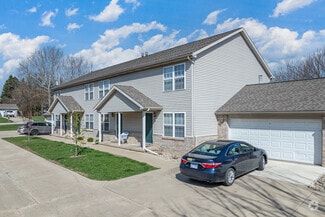 1027 Maple Hill Rd, Bloomington, IL 61705