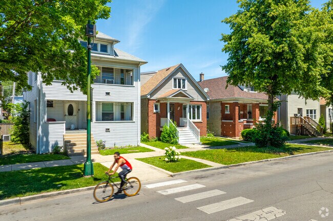 Hermosa is walkable and bike-friendly, with shared bike lanes on West Armitage Avenue.