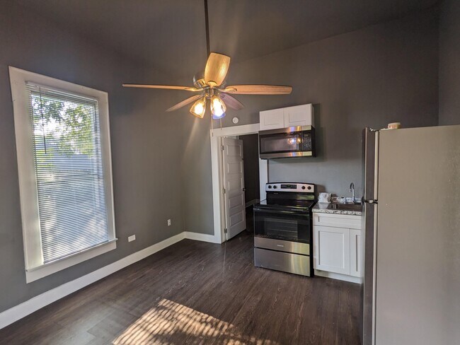 225 W Monterey St unit B, Denison, TX 75020 - photo 4