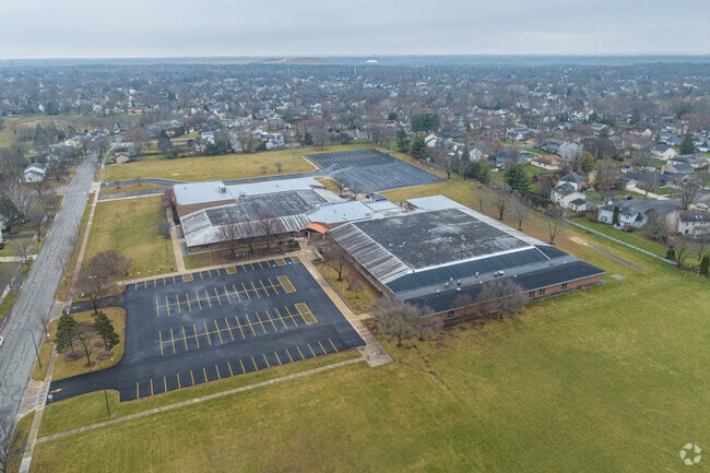 Madison Jr High School is located at 1000 RIVER OAK DR
NAPERVILLE, IL 60565.