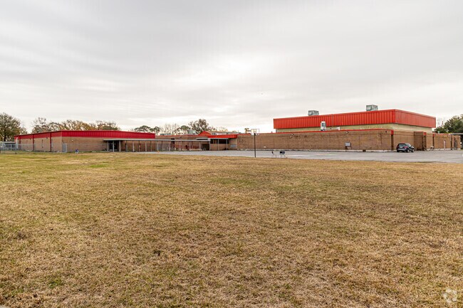 Tom Benson School is a dual language school.