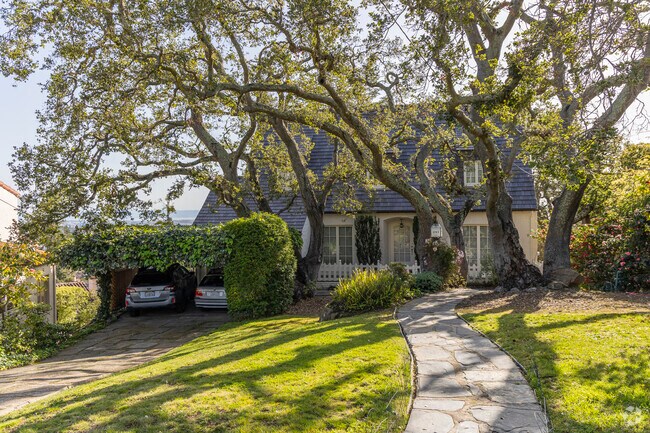 Many homes in Oakmore feature the neighborhood's iconic oak trees.