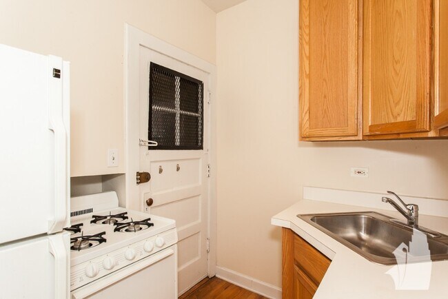 3916 N Pine Grove Ave unit 3W, Chicago, IL 60613 - photo 4
