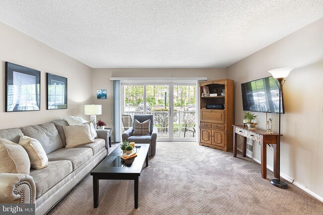 14 Cheverny Ct unit 14 Cheverny Ct, Trenton, NJ 08619 - photo 4