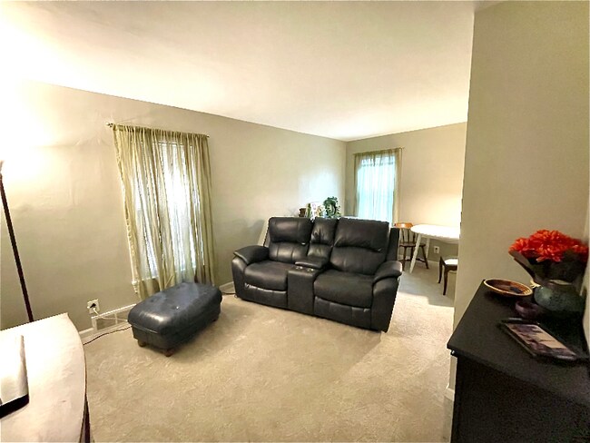 52 18th St unit 2 br upper updated f, Buffalo, NY 14213 - photo 7