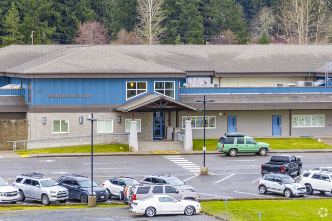 Entrance into Weyerhaeuser Elementary School.