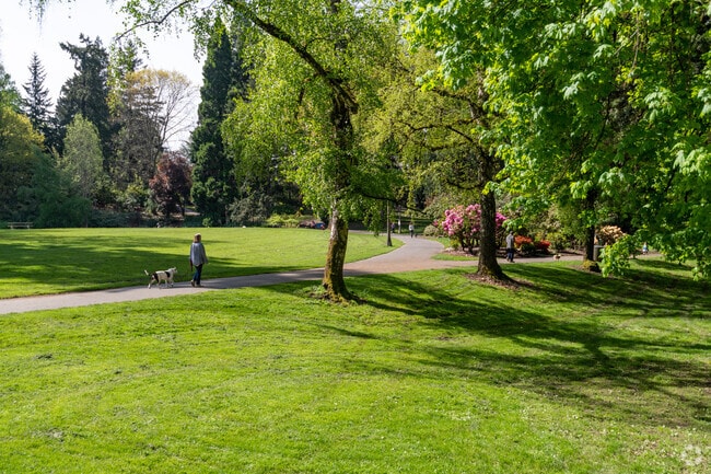 nice pathway paved around the perimeter of Laurelhurst Park in Portland.