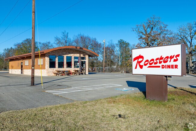 Rooster’s Diner serves casual meals near Reno, TX.