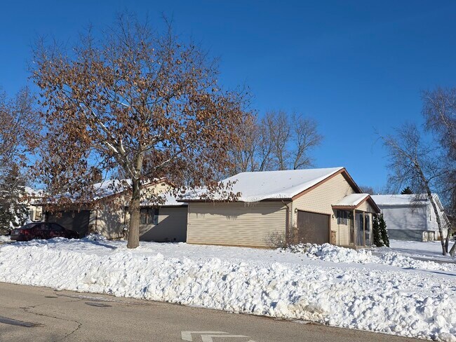 722 Goldfinch Ln, Sheboygan, WI 53083 - photo 3