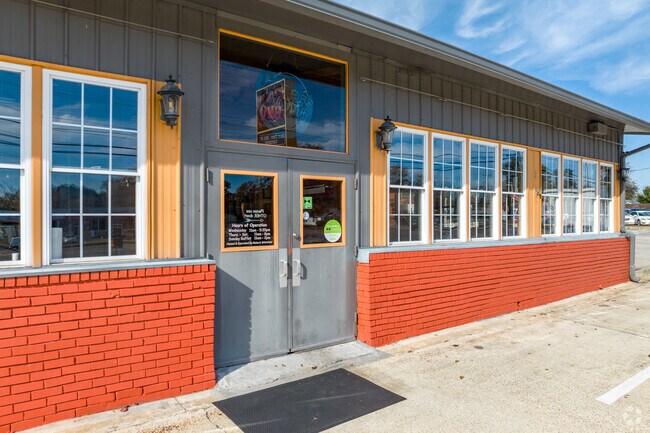 The Pot Smoker BBQ offers dining and catering throughout the Belvedere  and North Augusta areas.