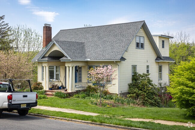 More simple, but equally functional Colonial Revivals can be found further from the main crossroads within Bloomsbury.