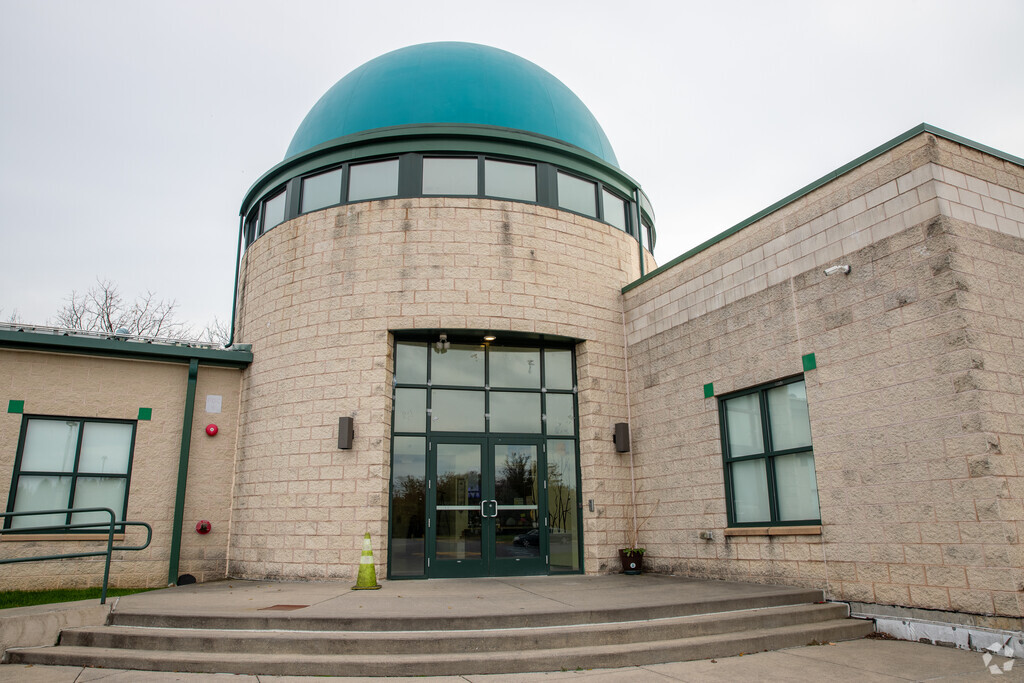 Manarah Islamic Academy provides education in the neighborhood of 
Fullerton.