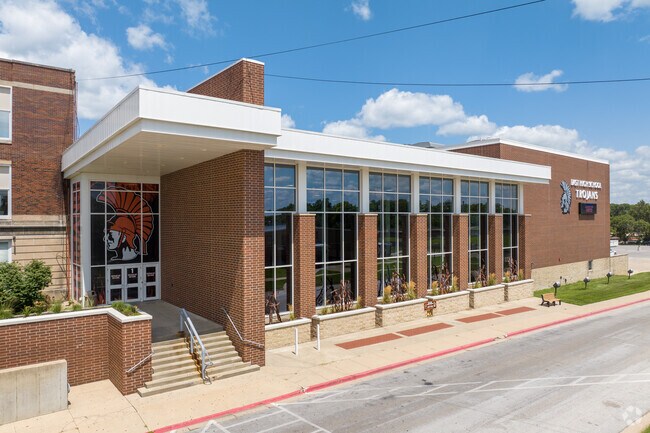 East High School has 1,022 students in attendance.