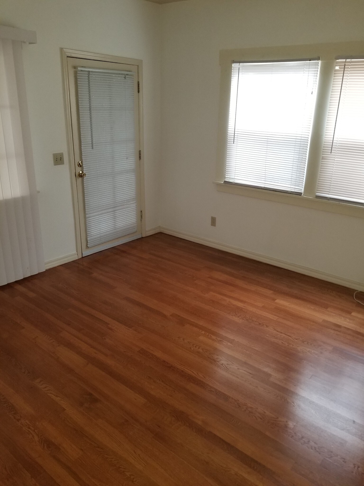 1635 S Burnside Ave unit 1635 Burnside, Los Angeles, CA 90019 - photo 1