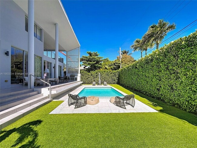 561 Warren Ln, Key Biscayne, FL 33149 - photo 2