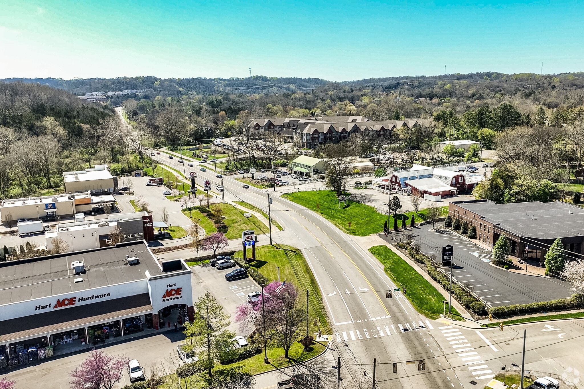 The State Highway 100 runs next to the Traceside neighborhood.
