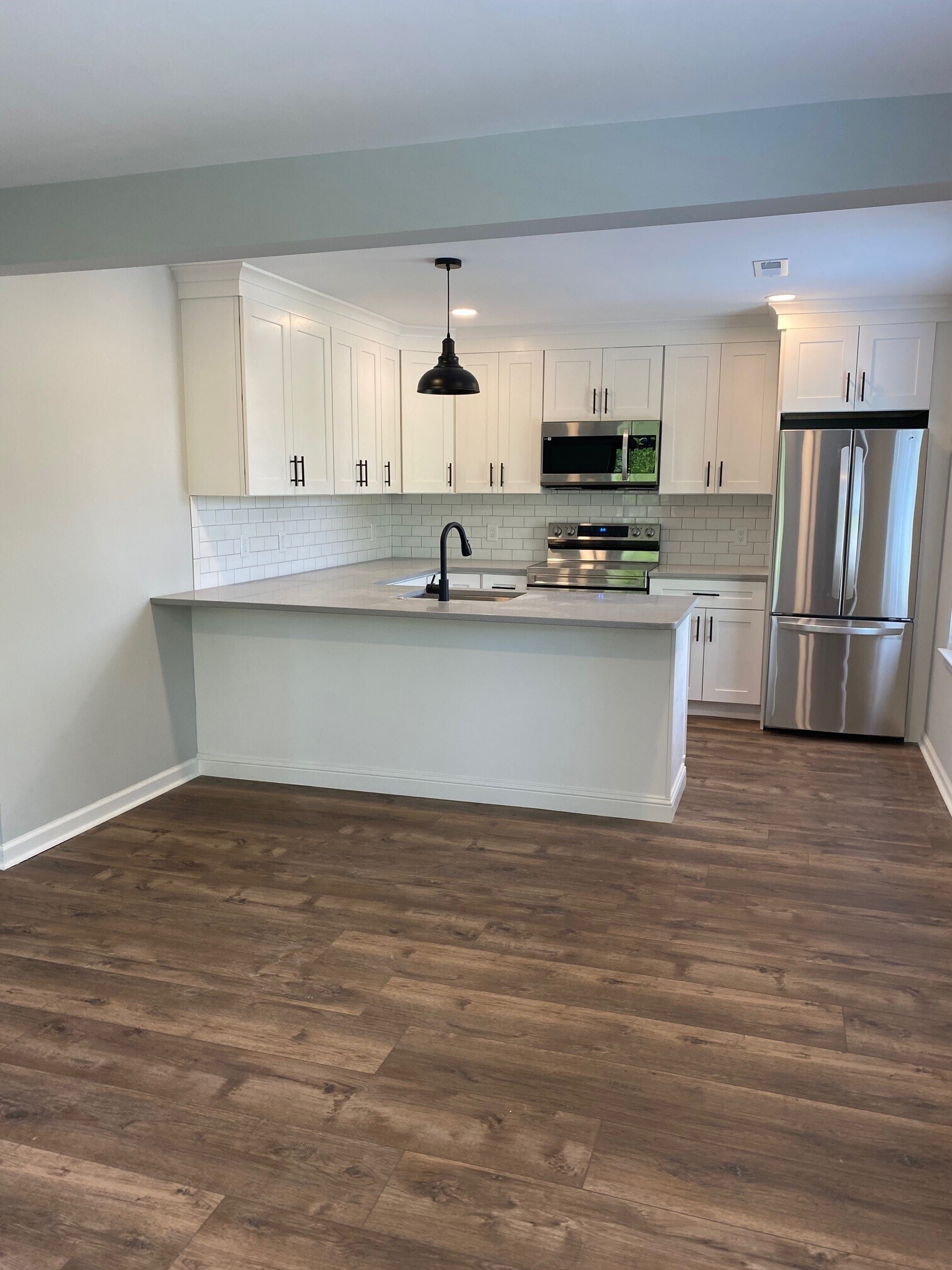 Full kitchen w/ Island