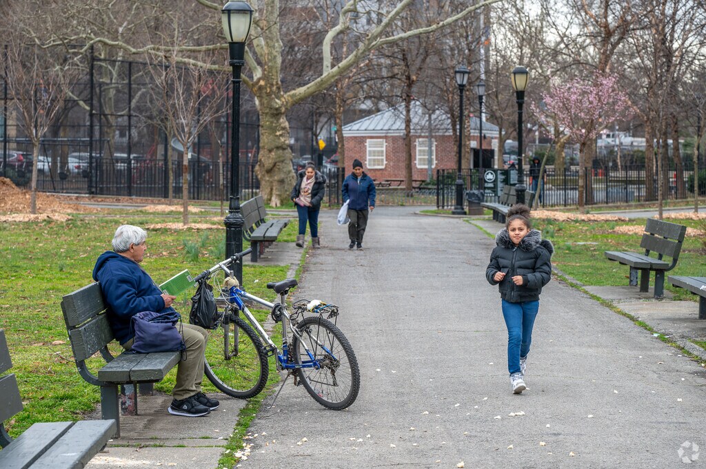 About East Tremont Schools, Demographics, Things to Do