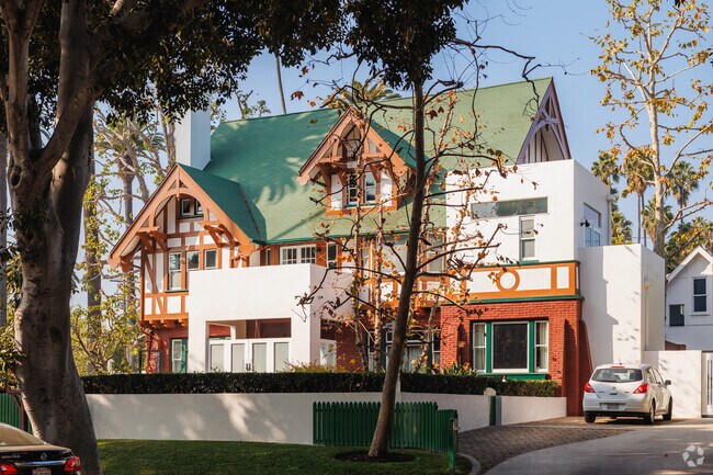 Find everything from grand-scale estates to high-end condos and apartments in Beverly Hills.