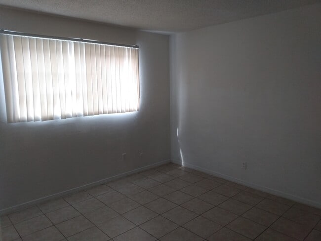 3720 E Clay Ave unit D, Fresno, CA 93702 - photo 7