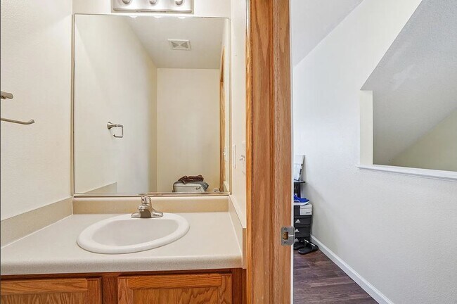 Main floor 1/2 Bathroom