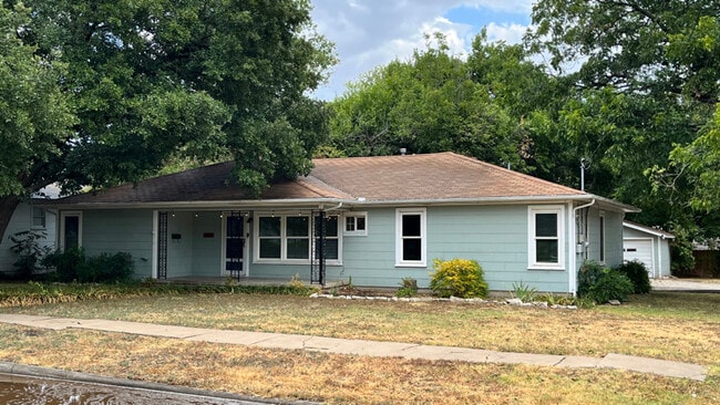 1000 E Walnut St, Hillsboro, TX 76645 - photo 2