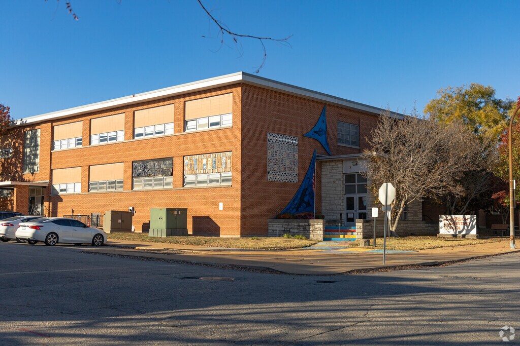 Jefferson Elementary School provides education in the neighborhood of 
Carr Square.