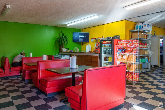 Sunnymede offers many restaurants for locals to enjoy fresh food.