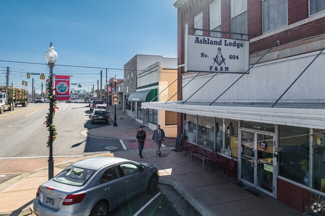 Shops and restaurants line Main Street in Ashland City.
