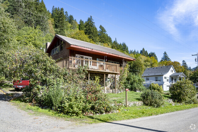 Large wooden homes can be found in the Scottsburg neighborhood.