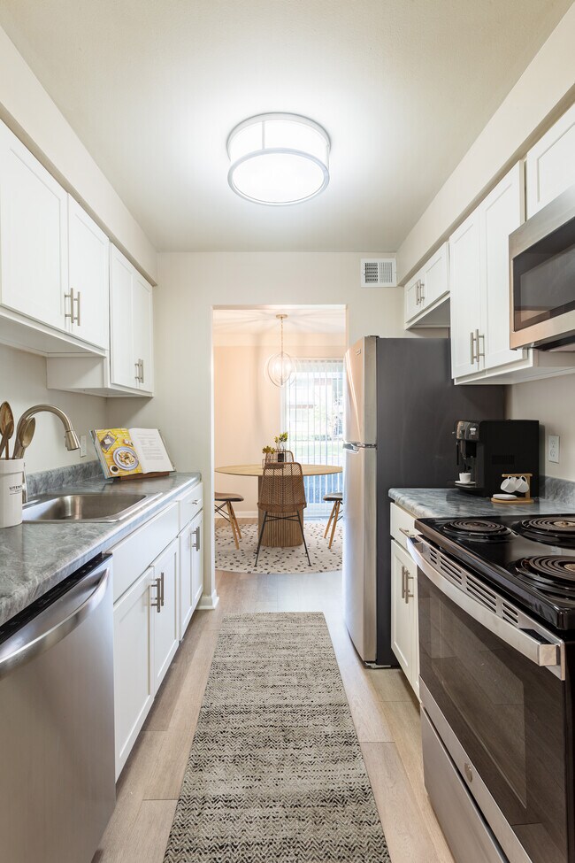 Regency Park, Warren, MI 48093 - photo 2