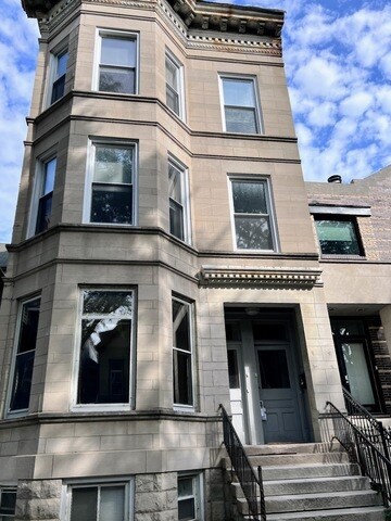 1028 W Oakdale Ave, Chicago, IL 60657